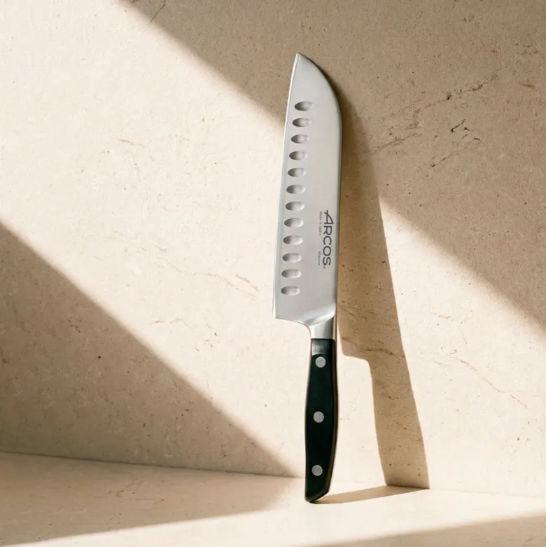 Arcos Manhattan taottu ovaalihiottu santoku kokkiveitsi 18cm