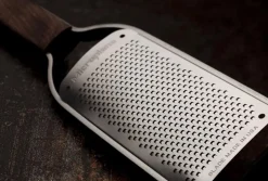 Microplane raastin puukahvalla, hieno
