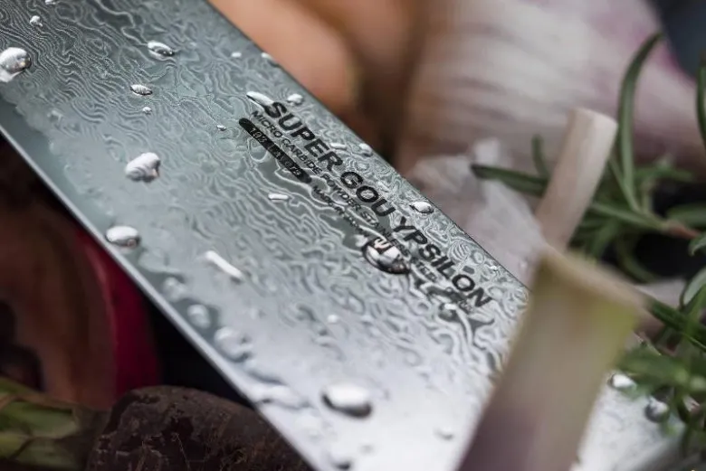 Yaxell Super Gou Ypsilon Santoku kokkiveitsi 16,5cm
